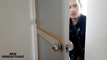 Espiando a mi madrastra sola en su habitacion un gran culo milf