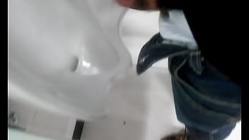 Filmei Escondido Um Cara Mijando No Banheiro Da Faculdade thumbnail