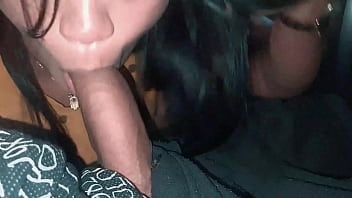 Putinha da tirei leite da fonte quente no carro de um estranho