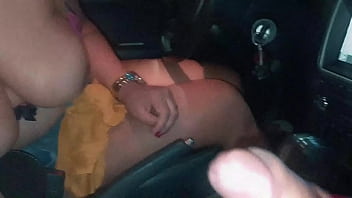 Putinha da tirei leite da fonte quente no carro de um estranho