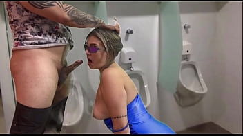 Levei a safada da minha meia irmã pra dentro do banheiro masculino do shopping ela chupou meu pau gostoso ali mesmo doida pra levar porra na boca