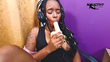 A call to the call center ends in masturbation