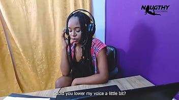 A call to the call center ends in masturbation