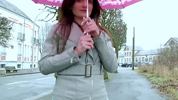 Linda brunette très coquine en manque