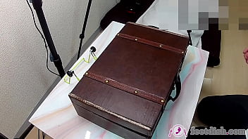 A woman cut in pieces feet box 6 6