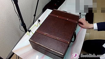 A woman cut in pieces feet box 6 6