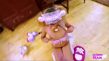 Cumshot cum play cum licking on her knees pretty face