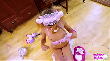 Cumshot cum play cum licking on her knees pretty face