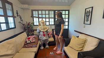 Encuentro una cabaña abandonada con un pequeño misterioso payaso dentro de ella me pide que le haga una rica follada en cambio de dejarme hospedar en ella; termino sacándole toda su deliciosa leche