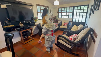 Encuentro una cabaña abandonada con un pequeño misterioso payaso dentro de ella me pide que le haga una rica follada en cambio de dejarme hospedar en ella; termino sacándole toda su deliciosa leche