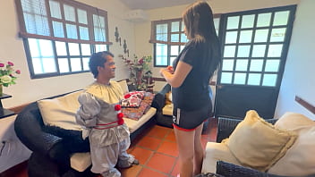 Encuentro una cabaña abandonada con un pequeño misterioso payaso dentro de ella me pide que le haga una rica follada en cambio de dejarme hospedar en ella; termino sacándole toda su deliciosa leche