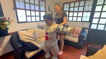 Encuentro una cabaña abandonada con un pequeño misterioso payaso dentro de ella me pide que le haga una rica follada en cambio de dejarme hospedar en ella; termino sacándole toda su deliciosa leche