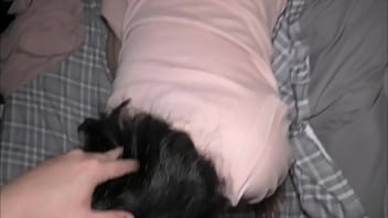 パジャマ姿の彼女が僕の寝床にきて、えっちしたい…って可愛い小声で言ってきて激しいピストンでイカせてあげました。