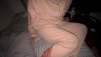 パジャマ姿の彼女が僕の寝床にきて、えっちしたい…って可愛い小声で言ってきて激しいピストンでイカせてあげました。