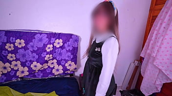 Colegiala mexicana cambiándose en su cuarto Colegiala mexicana cambiándose en su cuarto