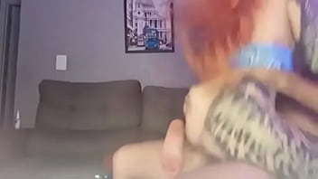 Ruiva enfiou o plug no cuzinho e quicou na pica até gozar