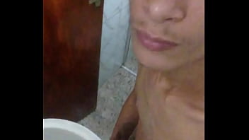 Lavando O Pau Depois Do Sexo Dotado thumbnail