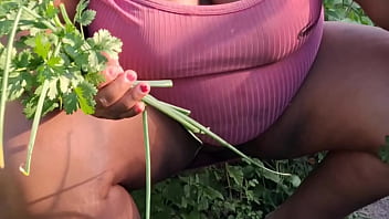 Crente cuidando da horta da igreja