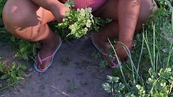 Crente cuidando da horta da igreja