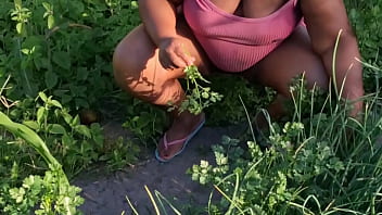 Crente cuidando da horta da igreja