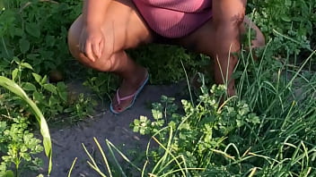 Crente cuidando da horta da igreja