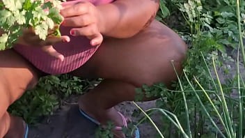 Crente cuidando da horta da igreja