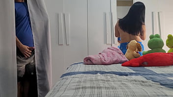 Meia irma ajuda meio irmão na punheta