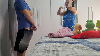 Meia irma ajuda meio irmão na punheta