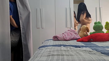 Meia irma ajuda meio irmão na punheta