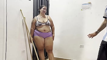 La nueva trabajadora es una cachonda adicta ala polla