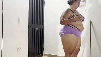 La nueva trabajadora es una cachonda adicta ala polla