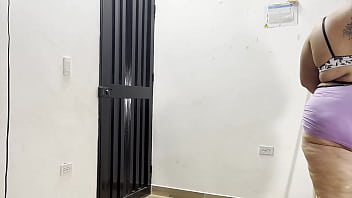 La nueva trabajadora es una cachonda adicta ala polla