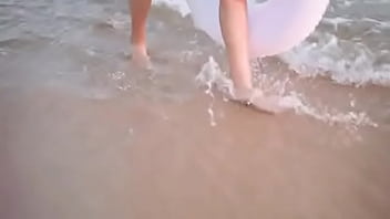 泳装美女在沙滩上展示身材 泳装美女在沙滩上展示身材