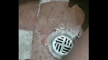 Uma mijada em sequência de gozada Uma mijada em sequência de gozada