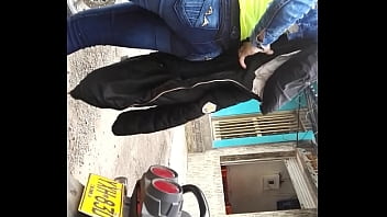 En una parada veo este culo jugoso