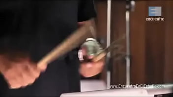 Damas gratis no lo dejan salir porque mujer lo tiene con la correa