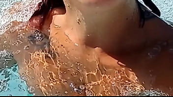 In piscina molto sexy