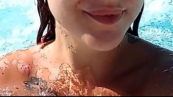 In piscina molto sexy