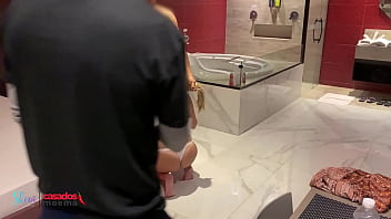 Loira de calcinha casada pagando boquete pro amigo do corno