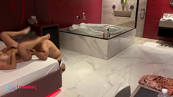 Loira de calcinha casada pagando boquete pro amigo do corno