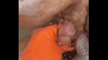 La donna delle pulizie tocca il cazzo del padrone