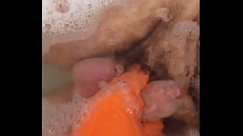 La donna delle pulizie tocca il cazzo del padrone