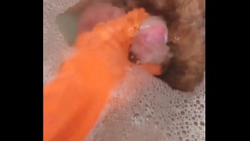 La donna delle pulizie tocca il cazzo del padrone