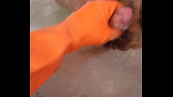 La donna delle pulizie tocca il cazzo del padrone