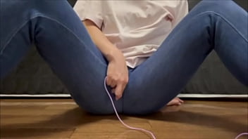 友達の結婚式後に帰宅したドレス姿の彼女にムラムラして、パンツを速攻で下ろして立ちバックで彼女をイかせてあげる優しい彼氏。