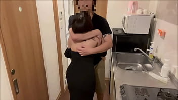 友達の結婚式後に帰宅したドレス姿の彼女にムラムラして、パンツを速攻で下ろして立ちバックで彼女をイかせてあげる優しい彼氏。