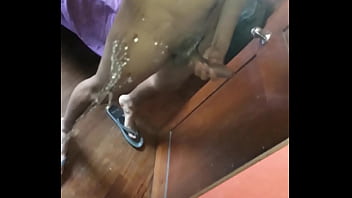 Macho sacandose la leche