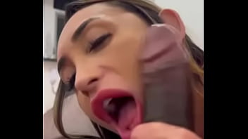 Fazendo oral no cunhado enquanto o corno do irmão dele não chega