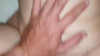 Fudendo a esposa magrinha com a calcinha rosa e gozando na xoxota da safada