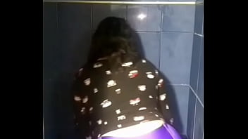 Mi novia sacudiendo las nalgas